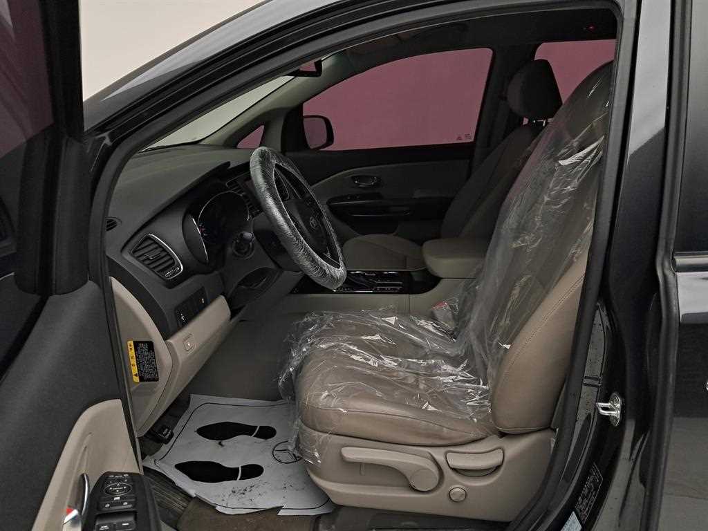 KIA Carnival - Vista 11