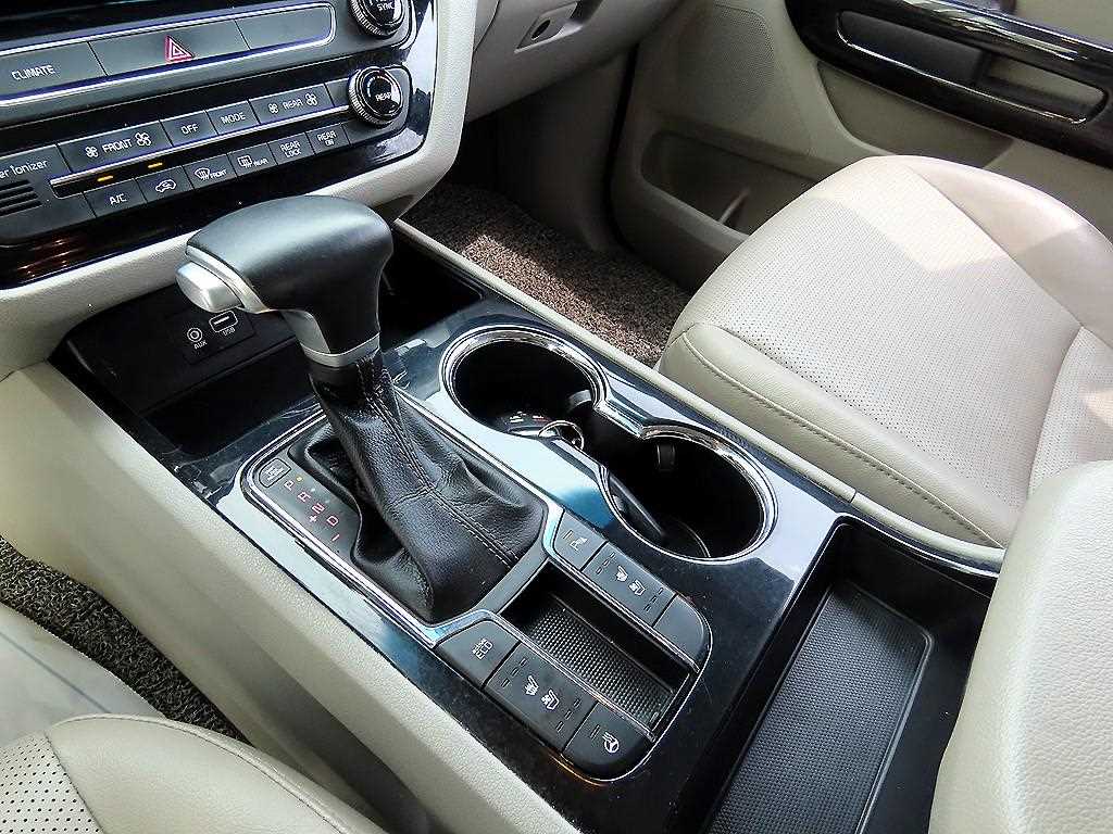 KIA Carnival - Vista 11
