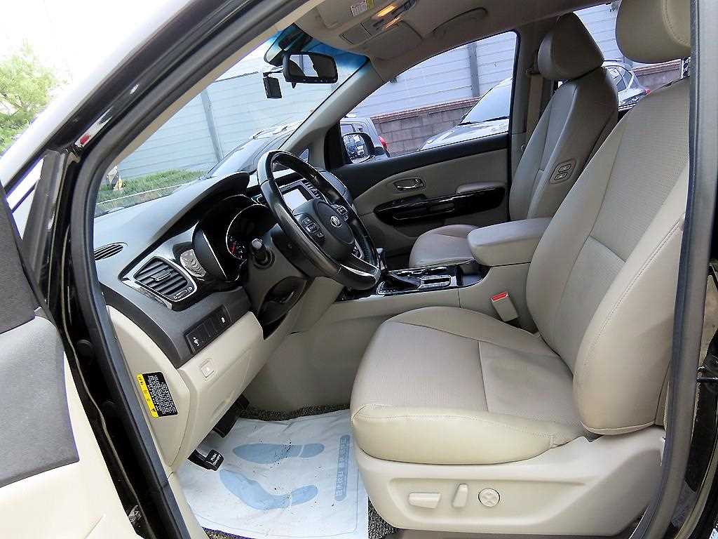 KIA Carnival - Vista 5