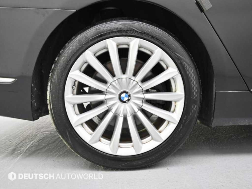 BMW 7 Series - Vista 5