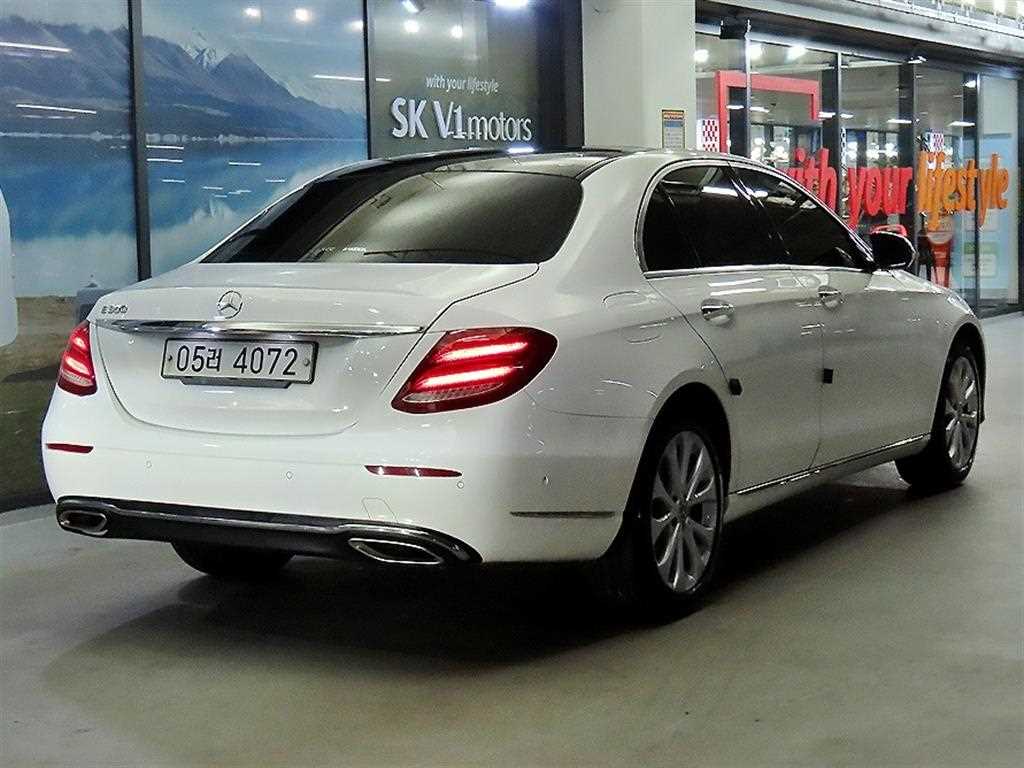 Mercedes Benz E class - Vista 4