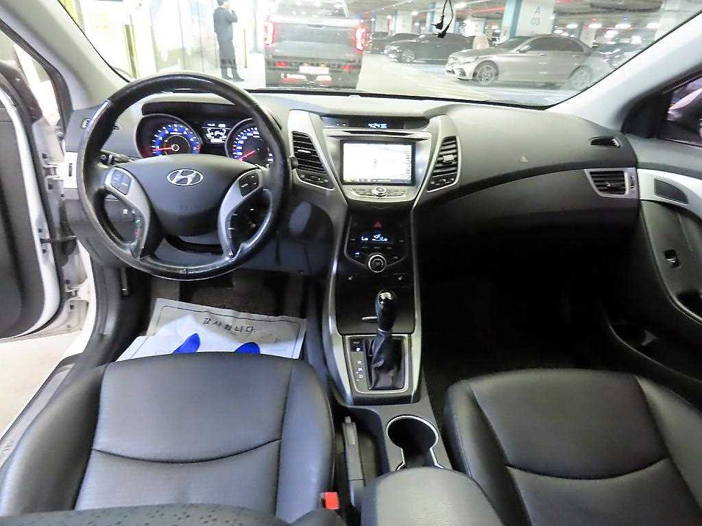 HYUNDAI Avante - Vista 10