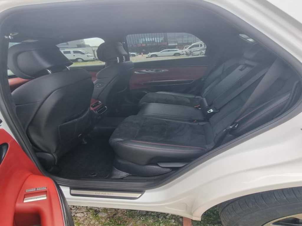 Genesis GV70 - Vista 8