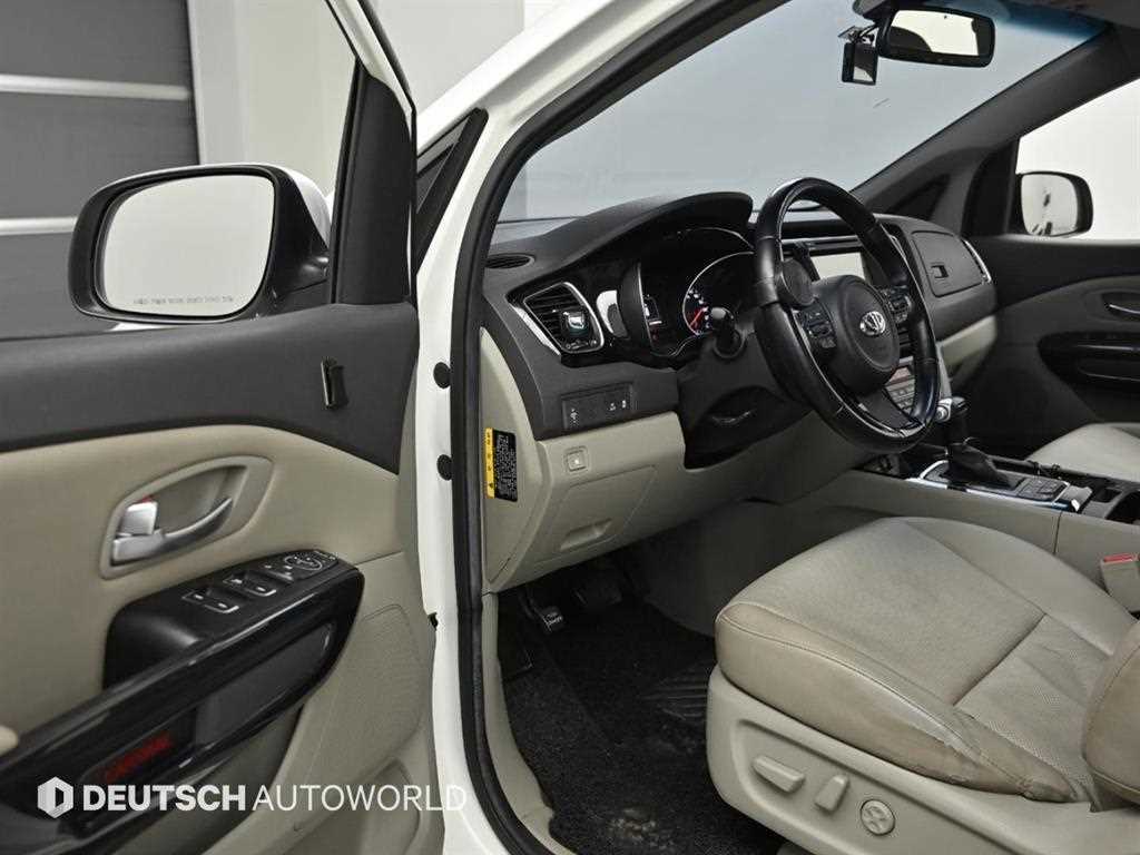KIA Carnival - Vista 11