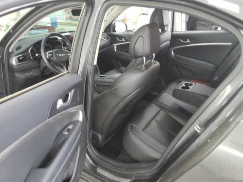 Genesis G70 - Vista 9