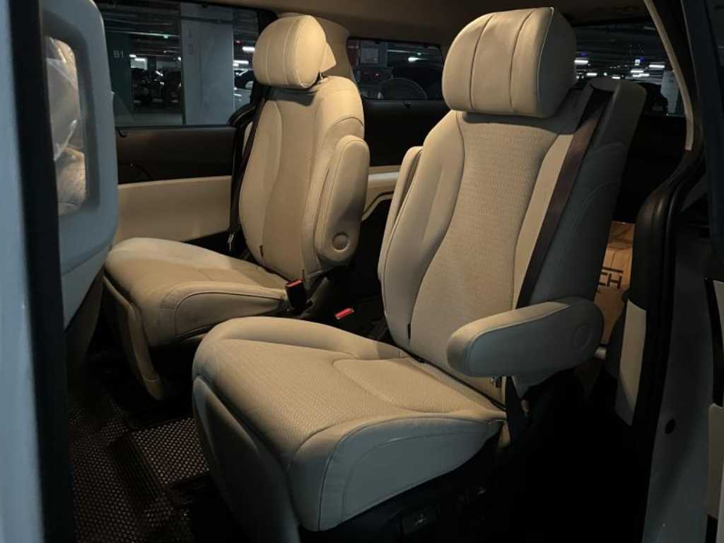 KIA Carnival - Vista 8