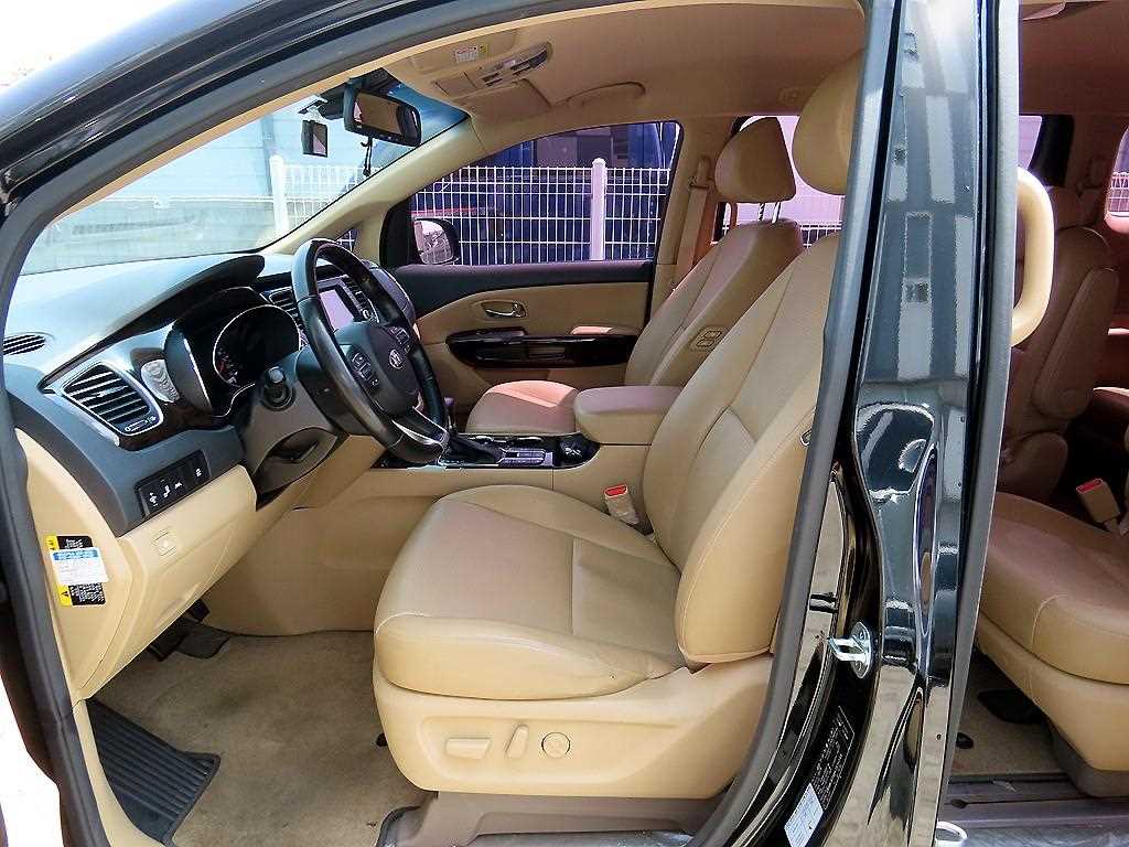KIA Carnival - Vista 5