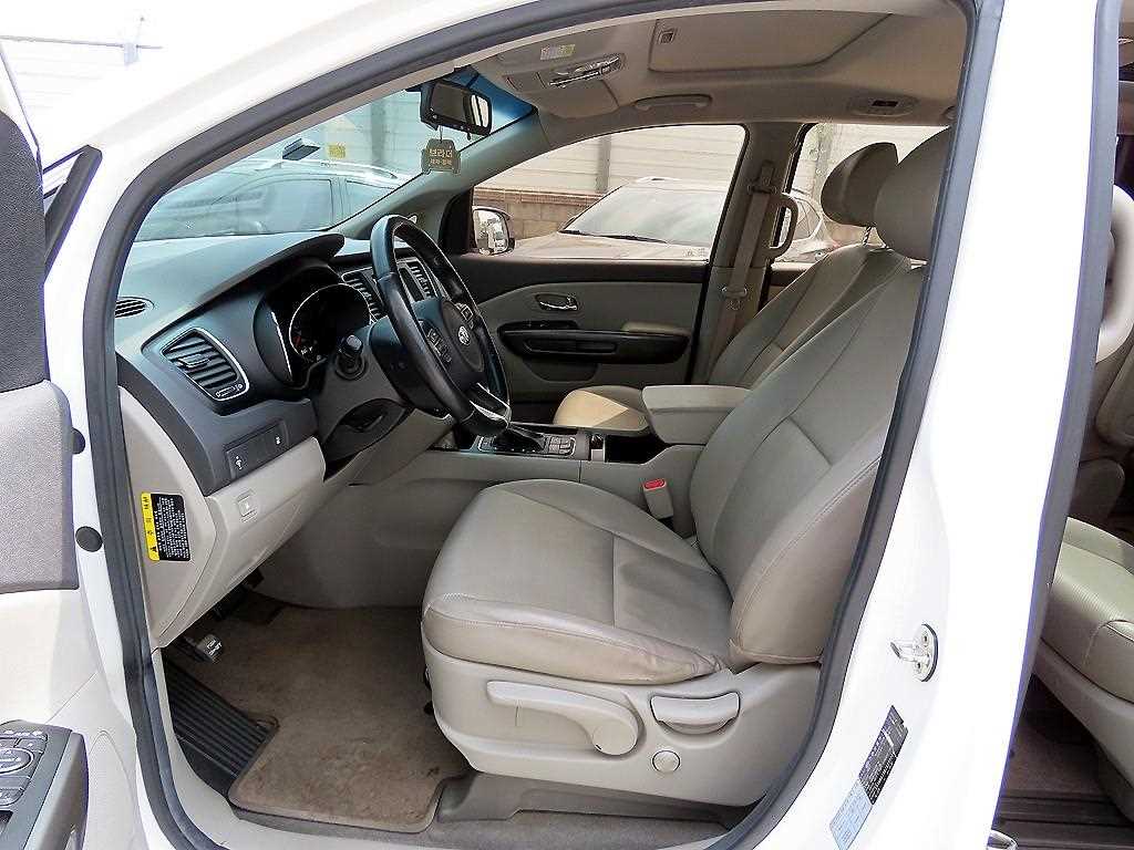 KIA Carnival - Vista 5