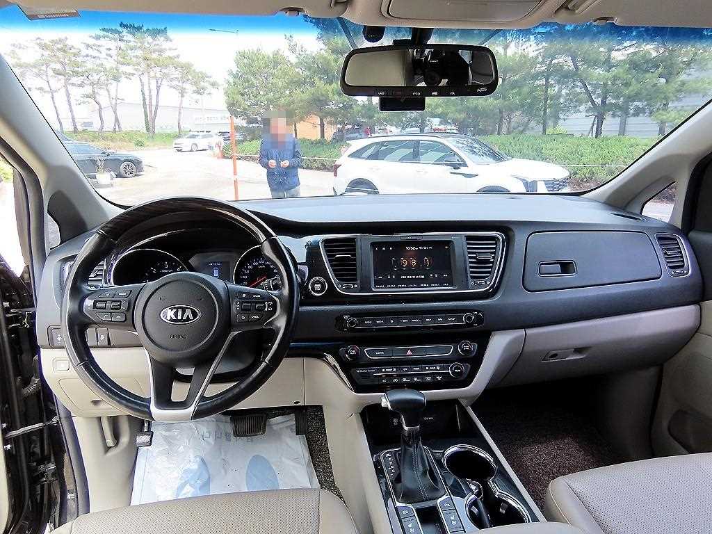 KIA Carnival - Vista 8