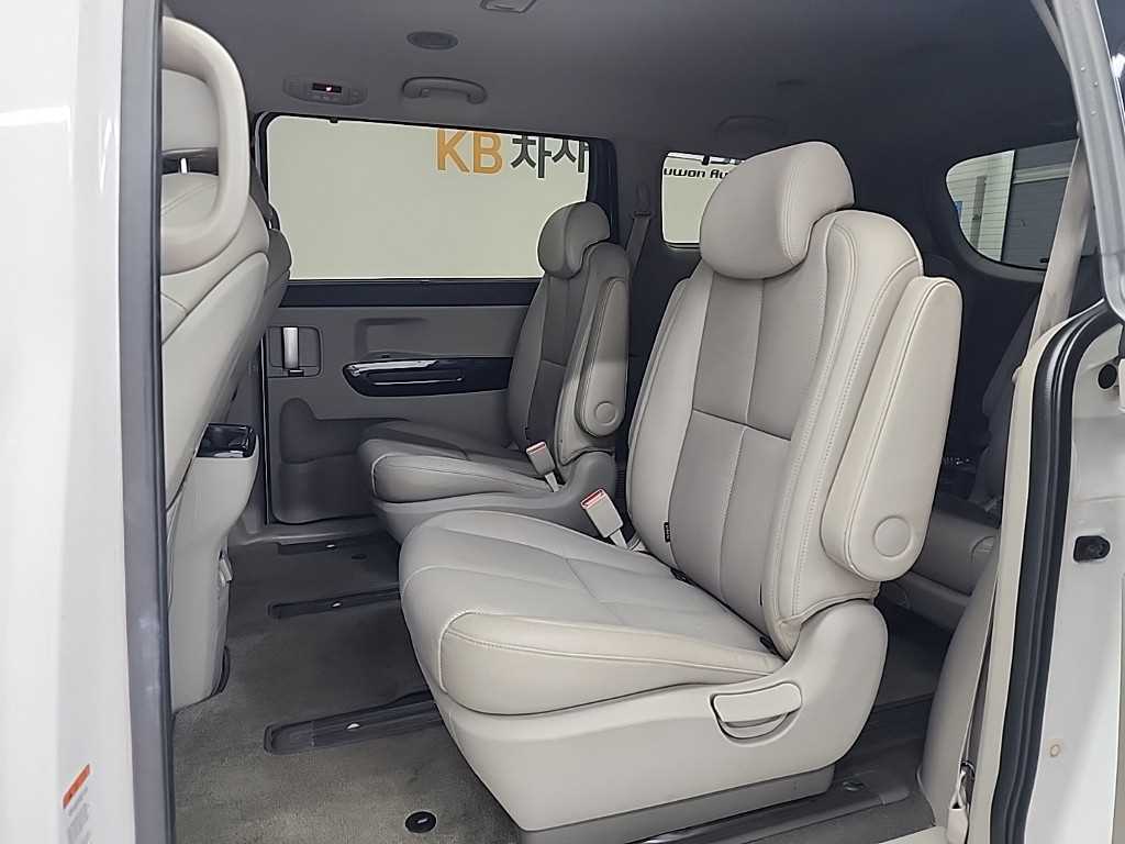 KIA Carnival - Vista 12