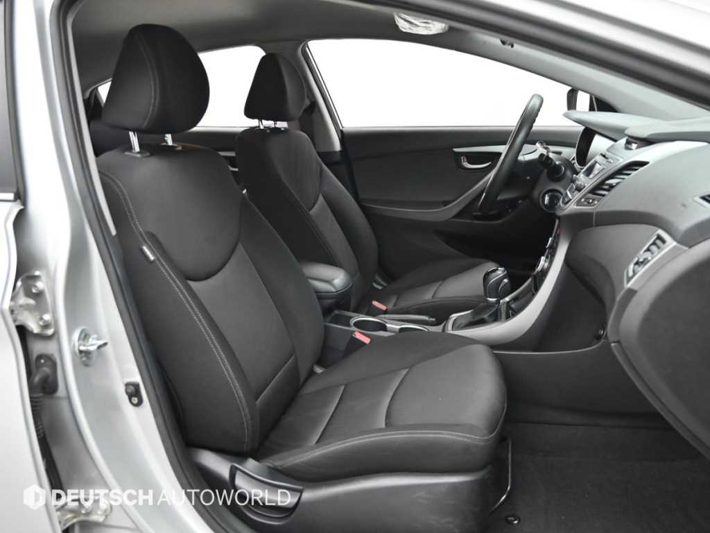 HYUNDAI Avante - Vista 10