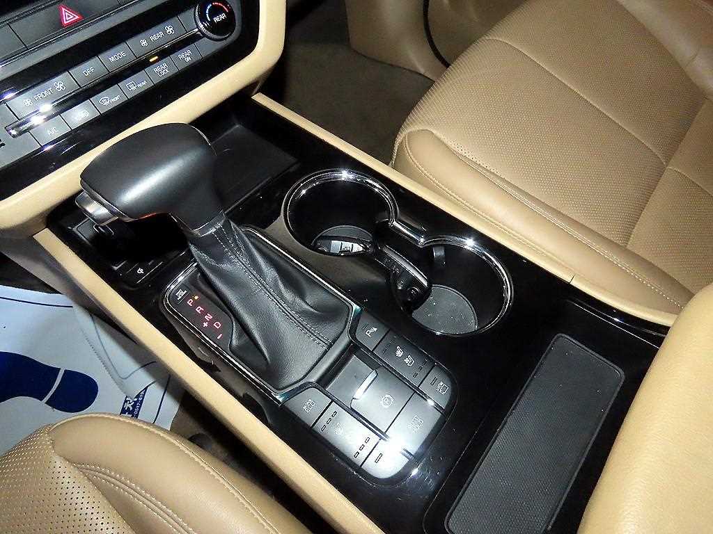 KIA Carnival - Vista 12