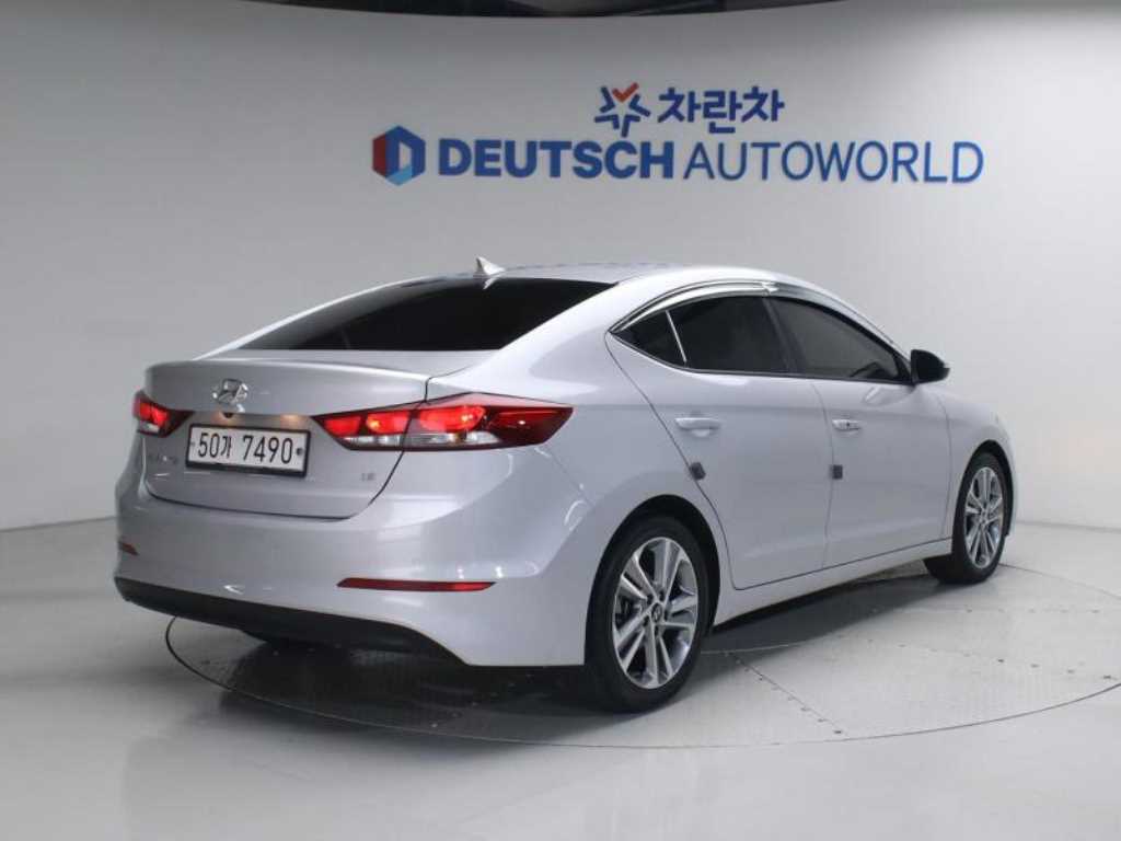 HYUNDAI Avante - Vista 2