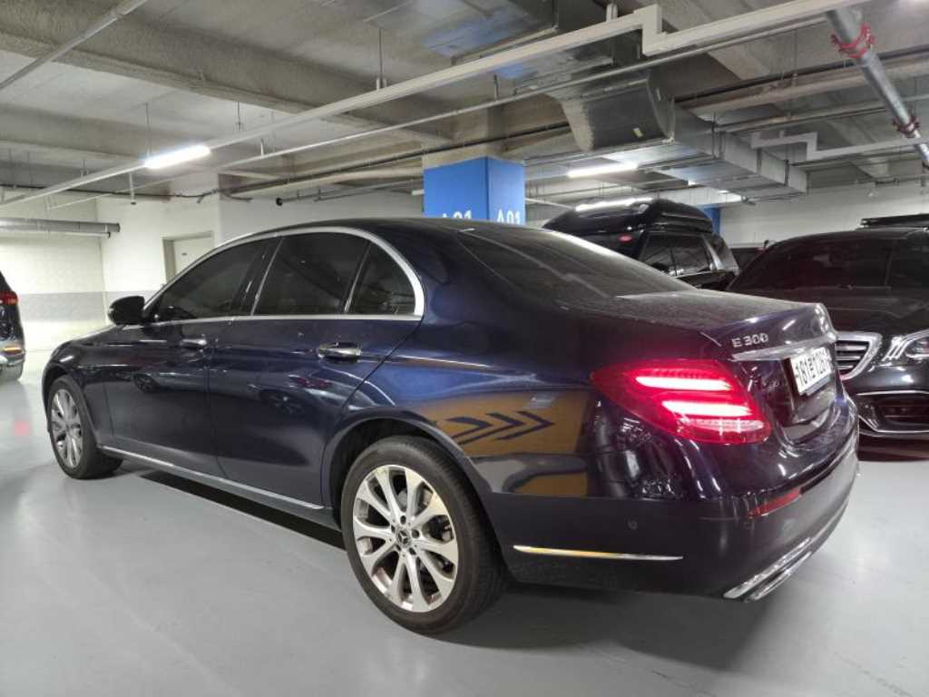 Mercedes Benz E class - Vista 4