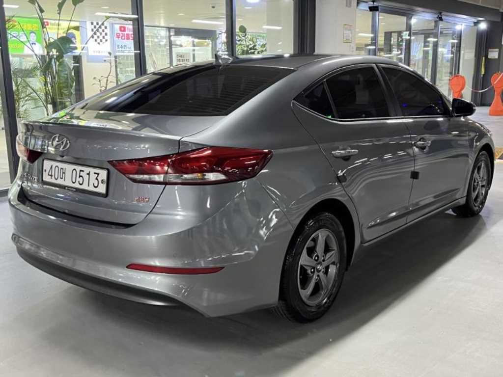 HYUNDAI Avante - Vista 2