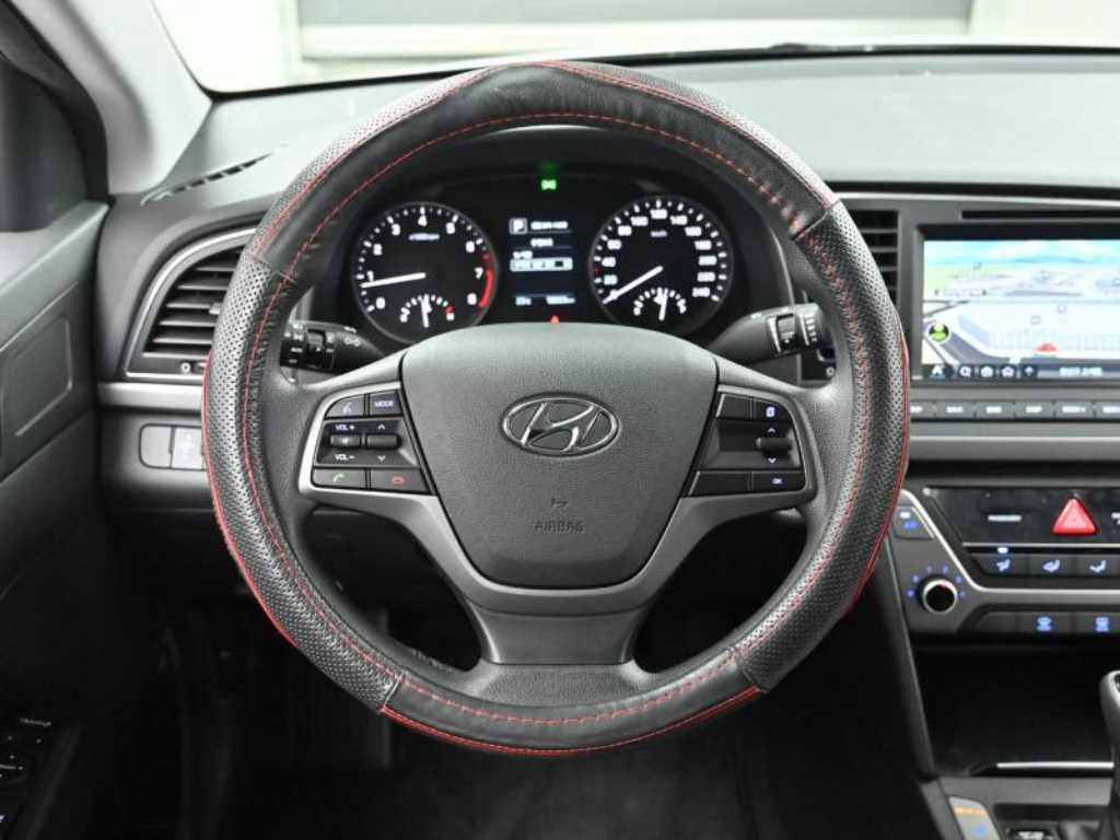 HYUNDAI Avante - Vista 10