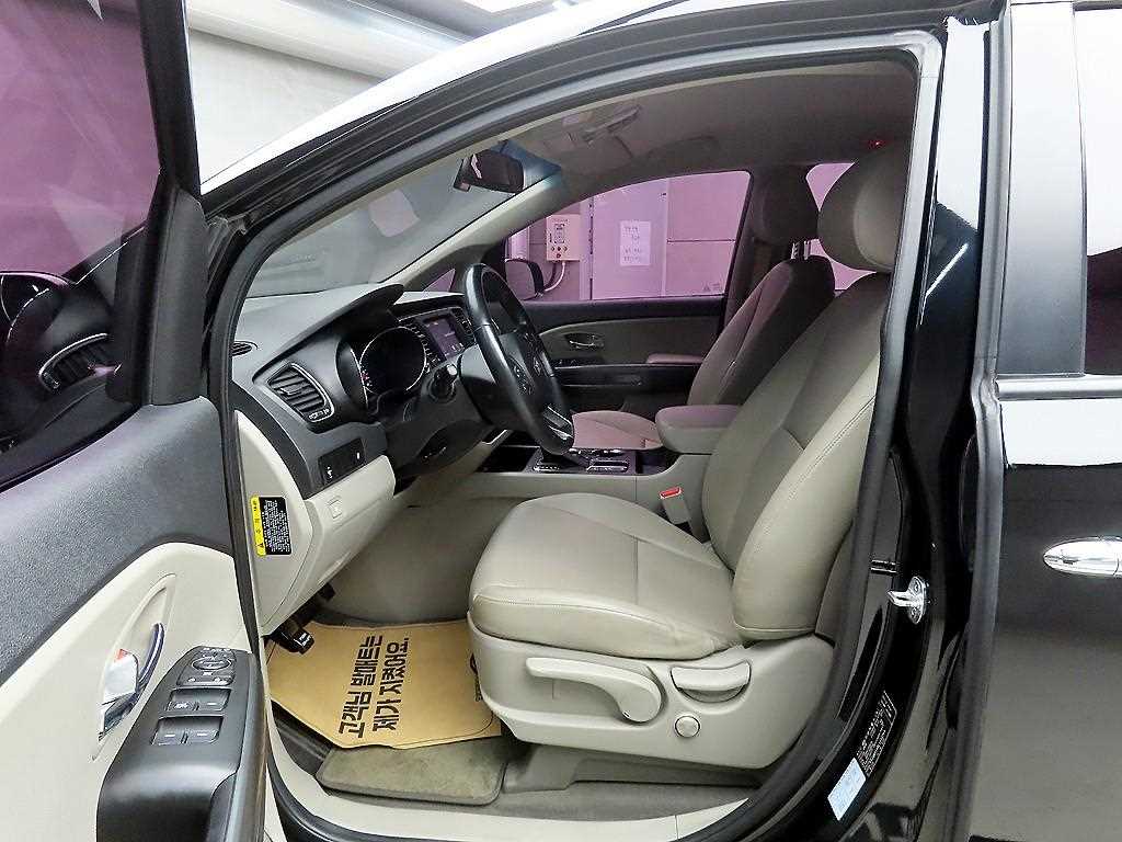 KIA Carnival - Vista 5