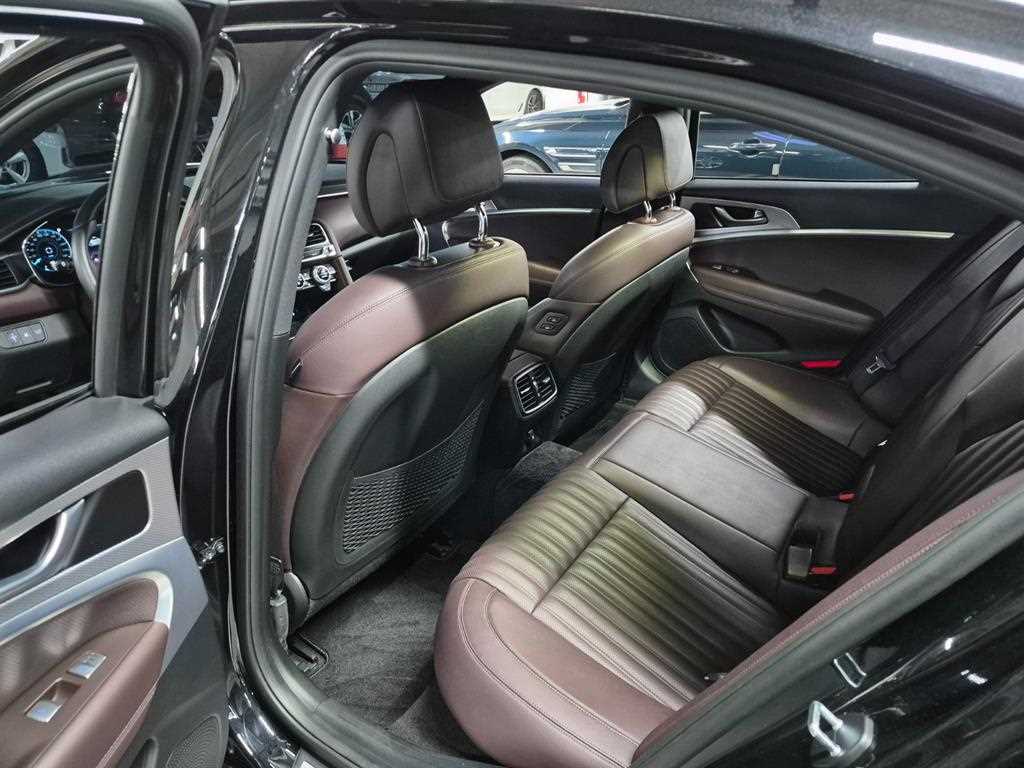 Genesis G70 - Vista 9