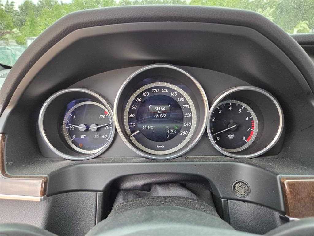 Mercedes Benz E class - Vista 3