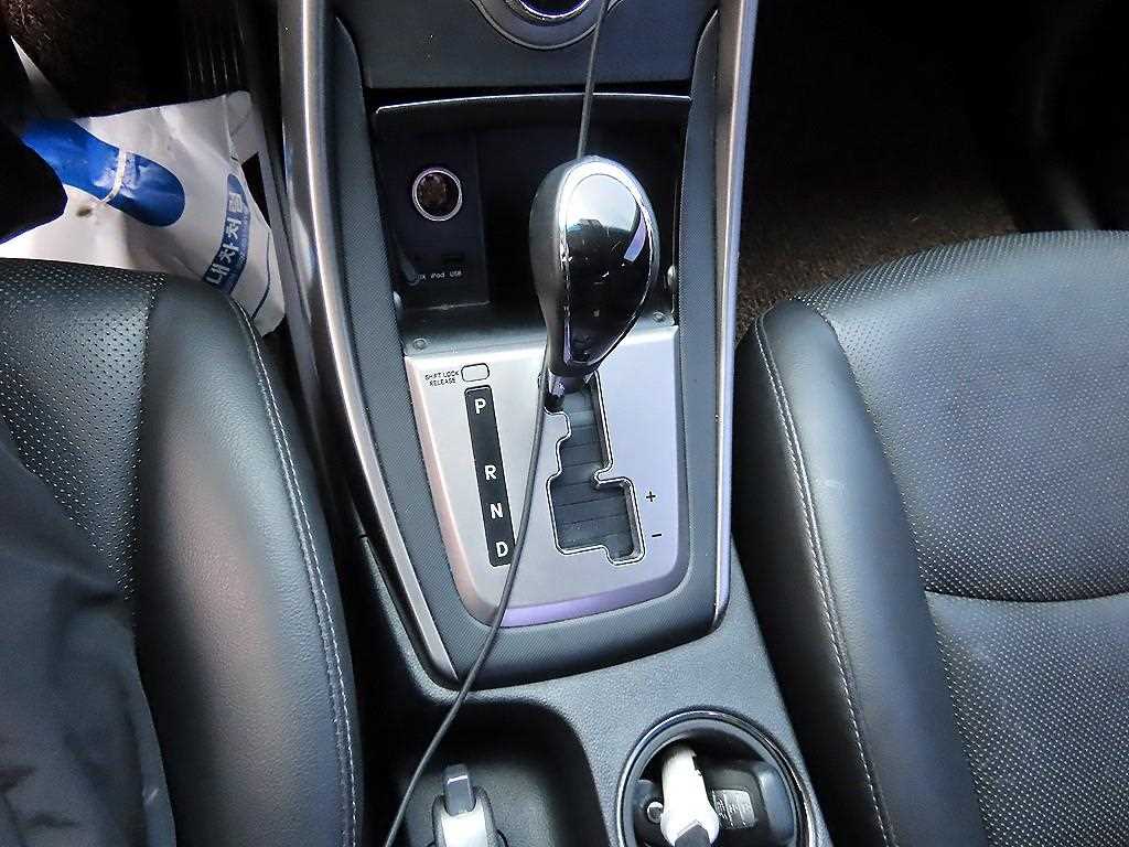 HYUNDAI Avante - Vista 10