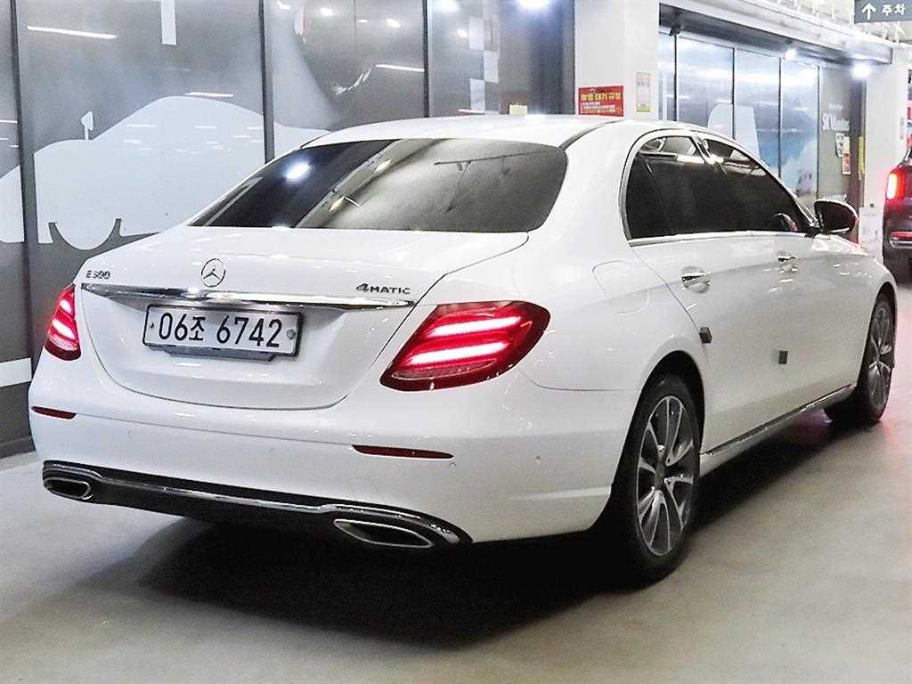 Mercedes Benz E class - Vista 4