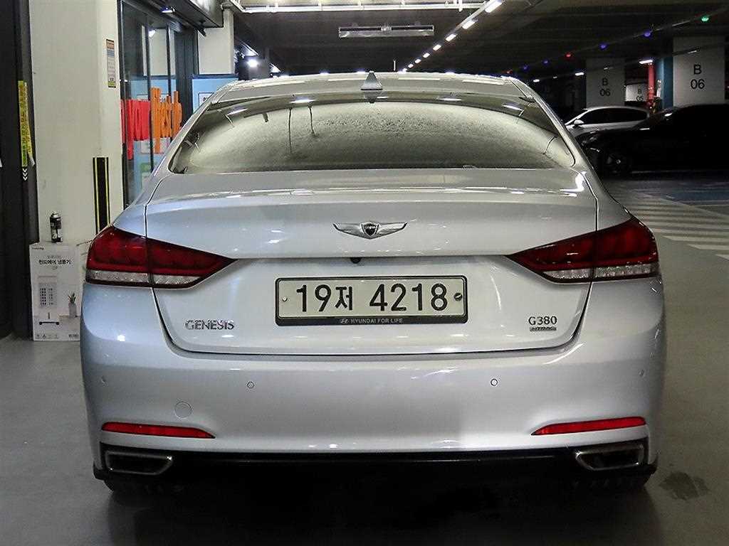 HYUNDAI Genesis - Vista 5