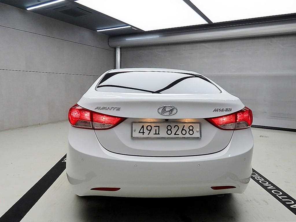 HYUNDAI Avante - Vista 3