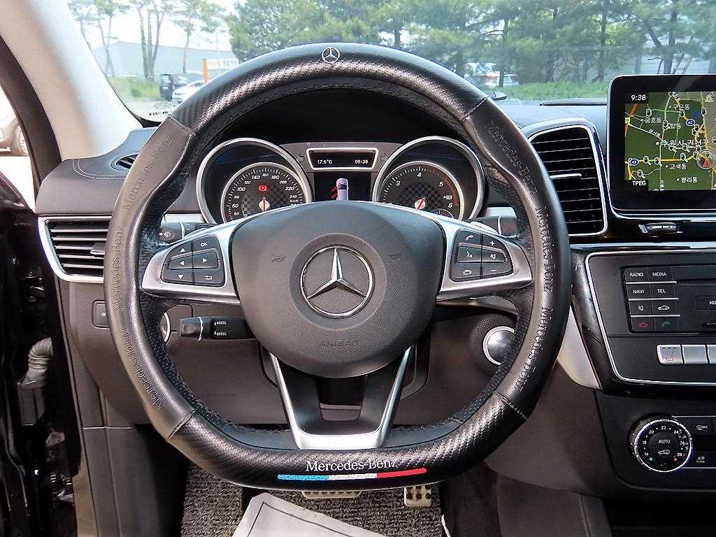 Mercedes Benz GLE Class - Vista 8