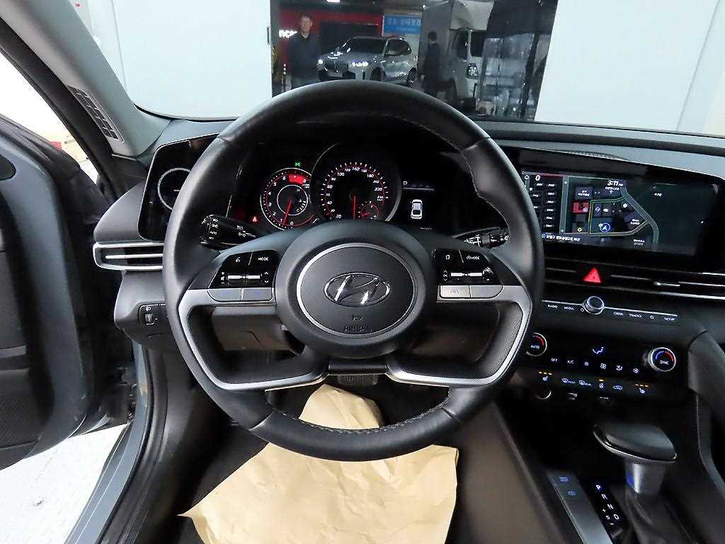 HYUNDAI Avante - Vista 9