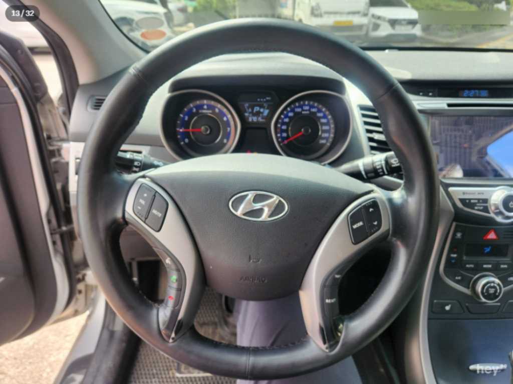 HYUNDAI Avante - Vista 4