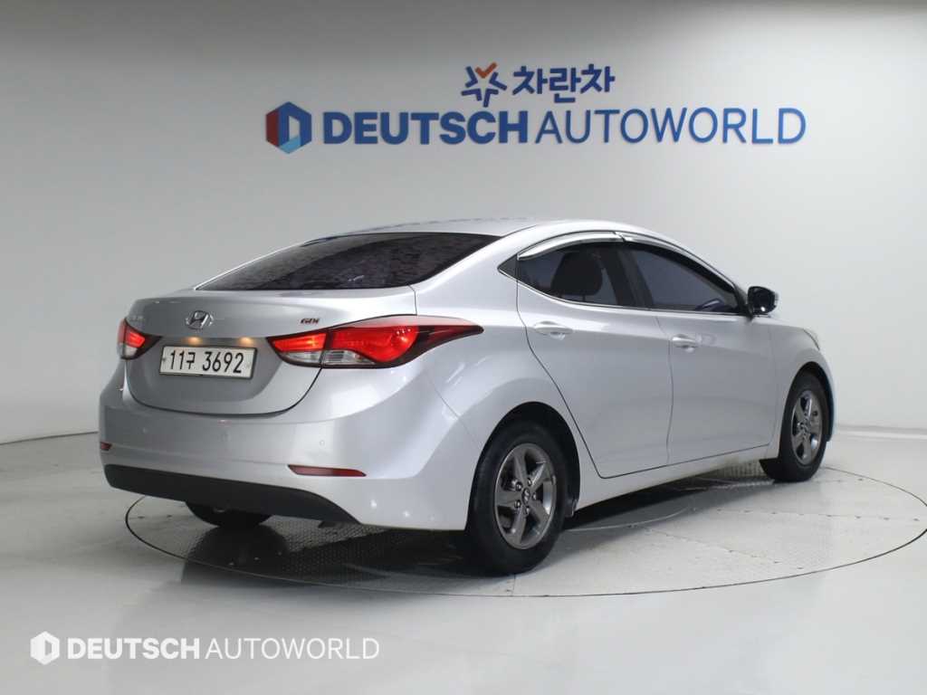 HYUNDAI Avante - Vista 2