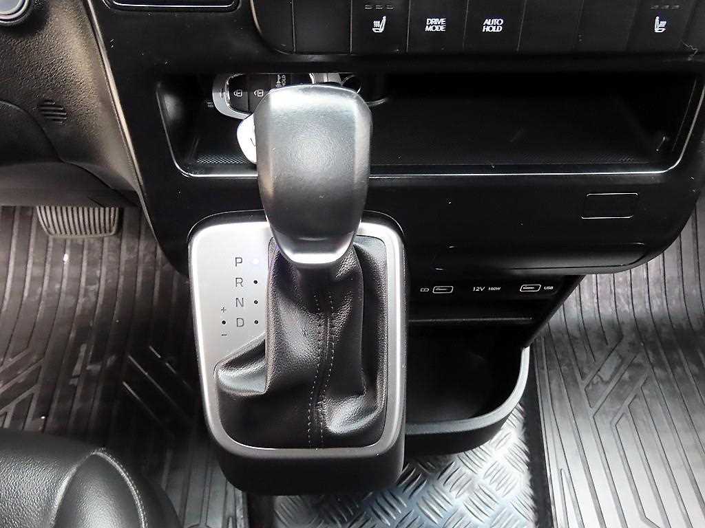 HYUNDAI Staria - Vista 10