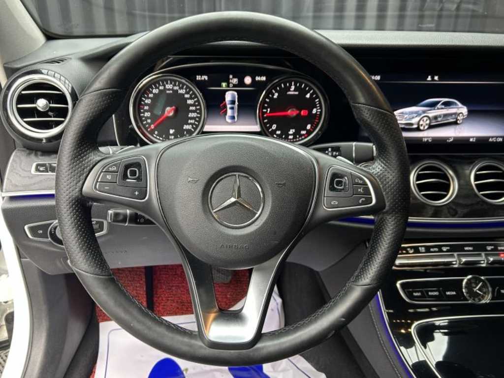 Mercedes Benz E class - Vista 8