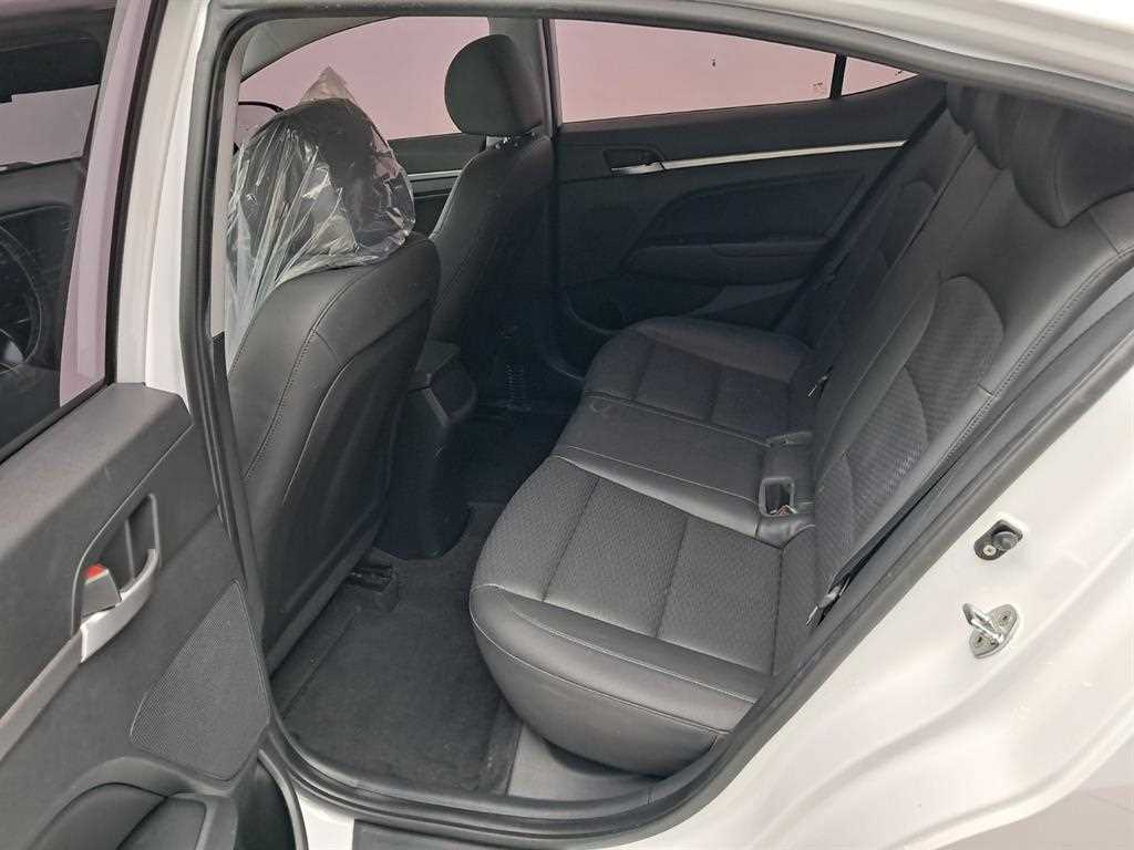 HYUNDAI Avante - Vista 12