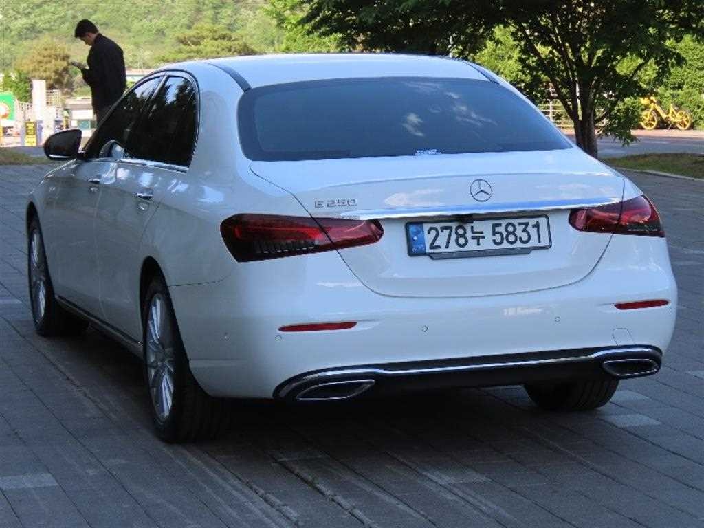 Mercedes Benz E class - Vista 4
