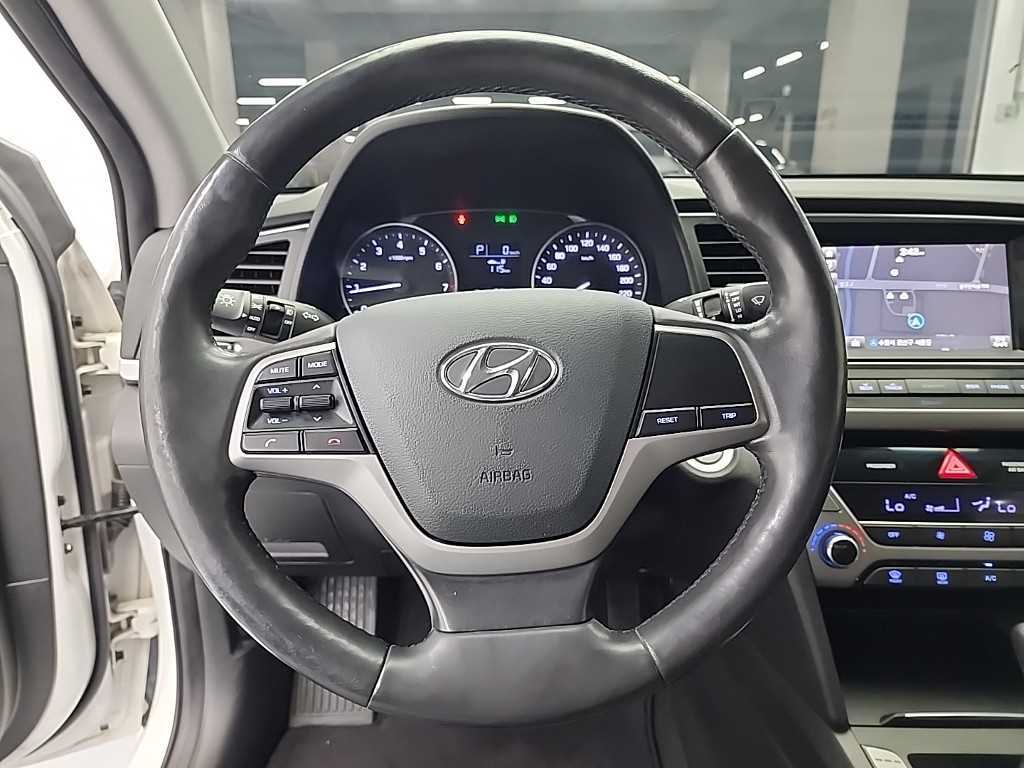 HYUNDAI Avante - Vista 9