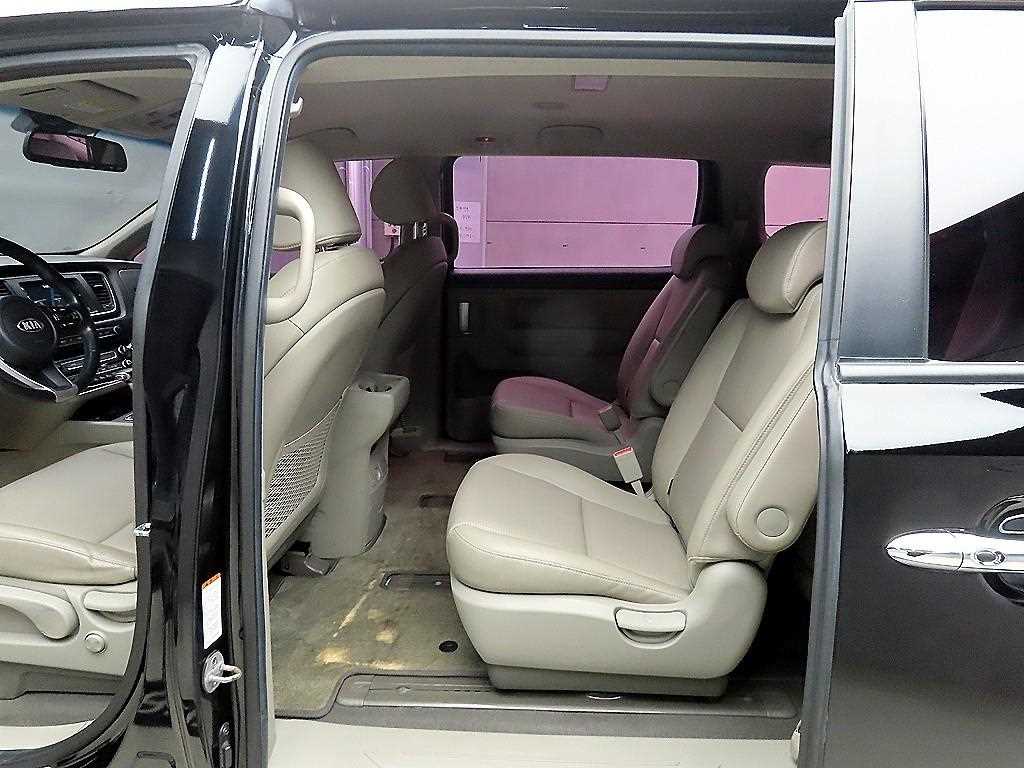 KIA Carnival - Vista 6