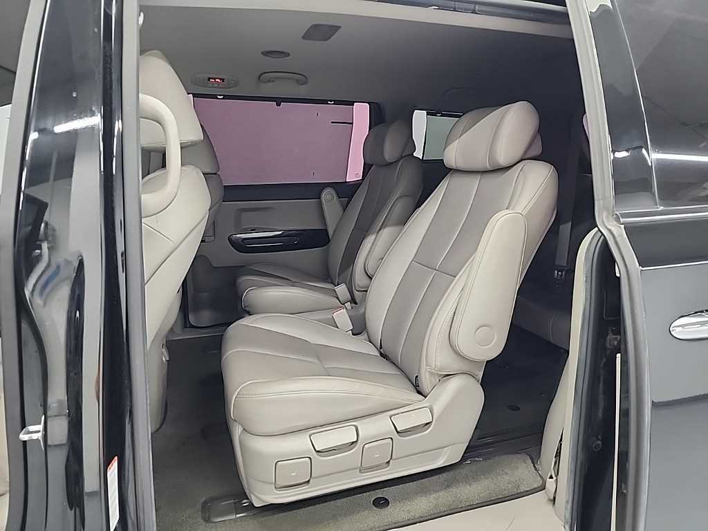 KIA Carnival - Vista 12