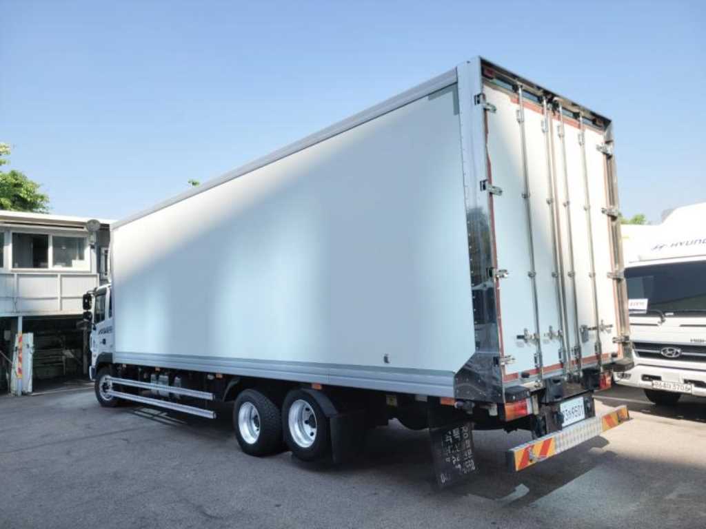 medium and large cargo truck - Vista 5