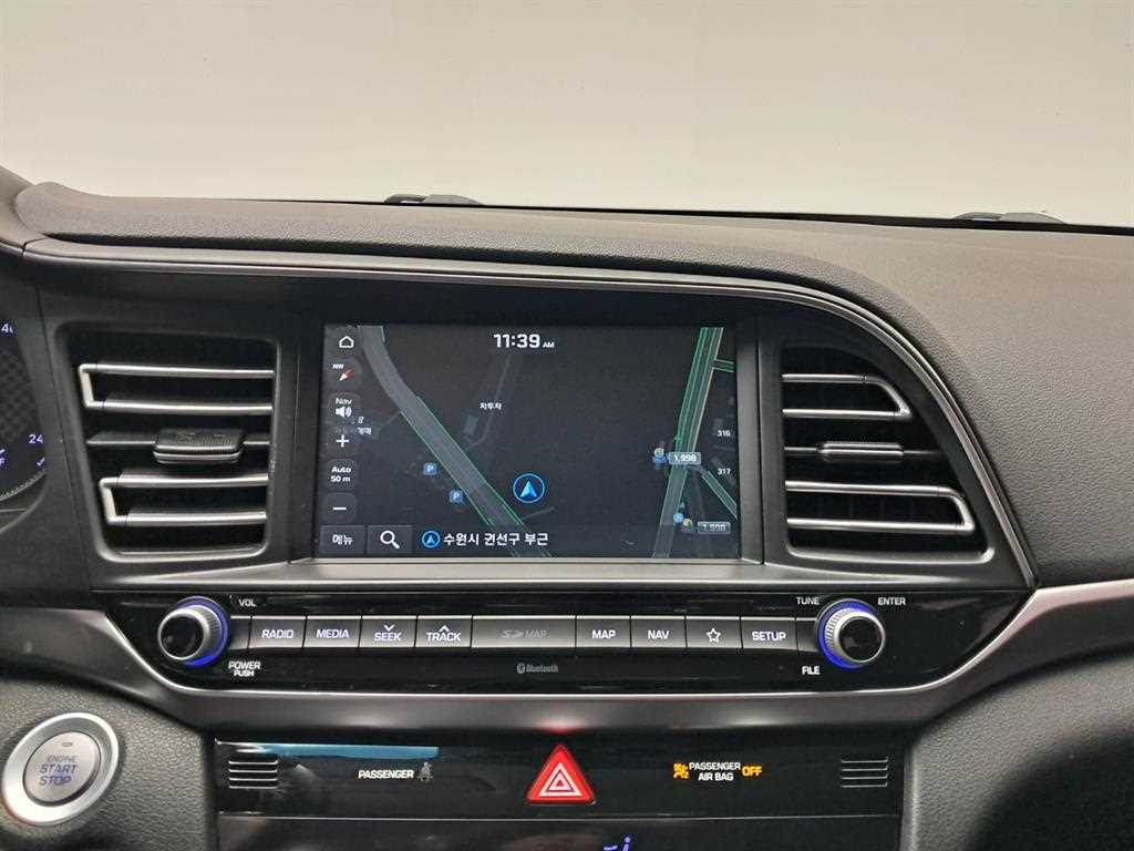 HYUNDAI Avante - Vista 9
