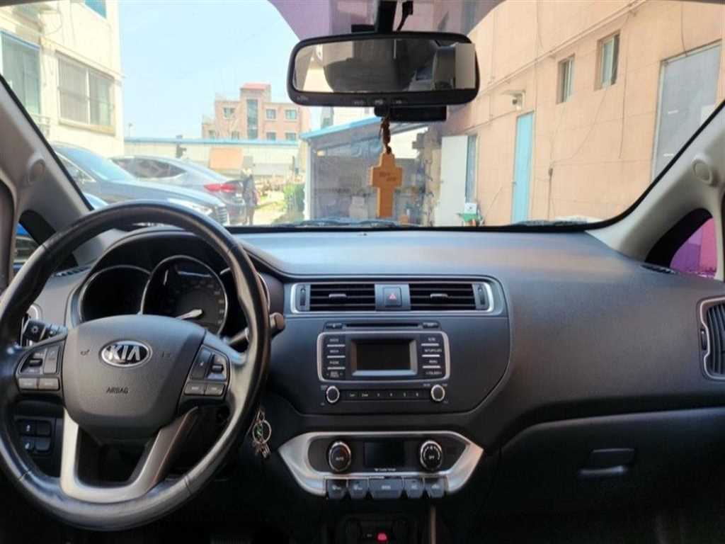 KIA Pride - Vista 3