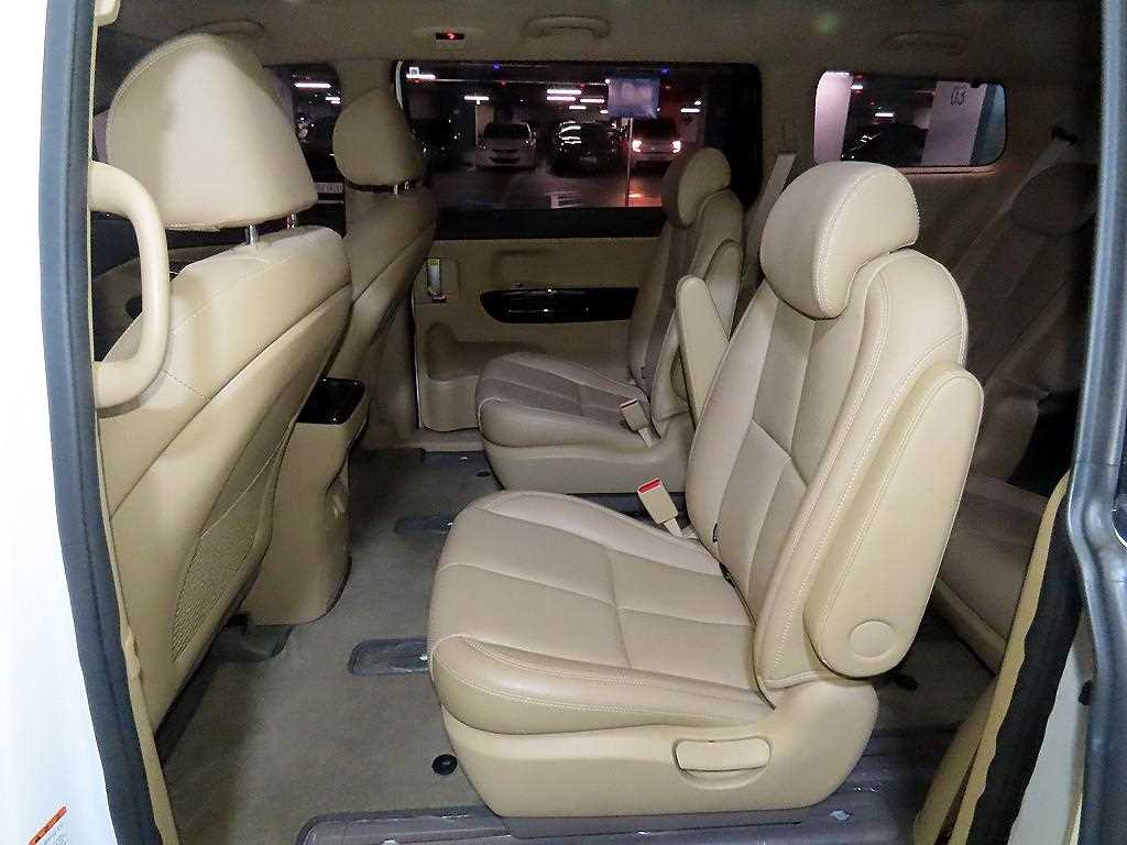 KIA Carnival - Vista 7
