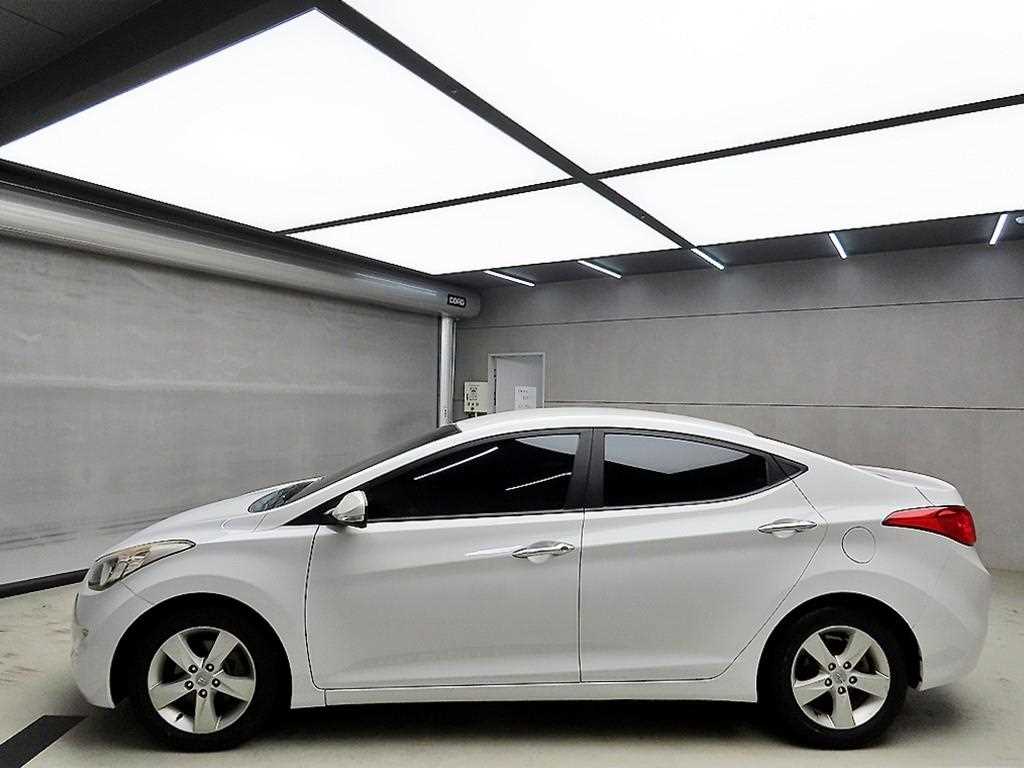 HYUNDAI Avante - Vista 4