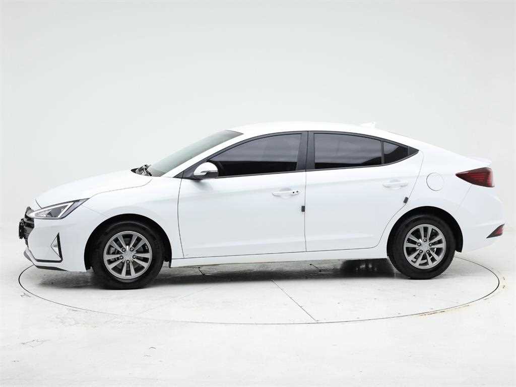 HYUNDAI Avante - Vista 3