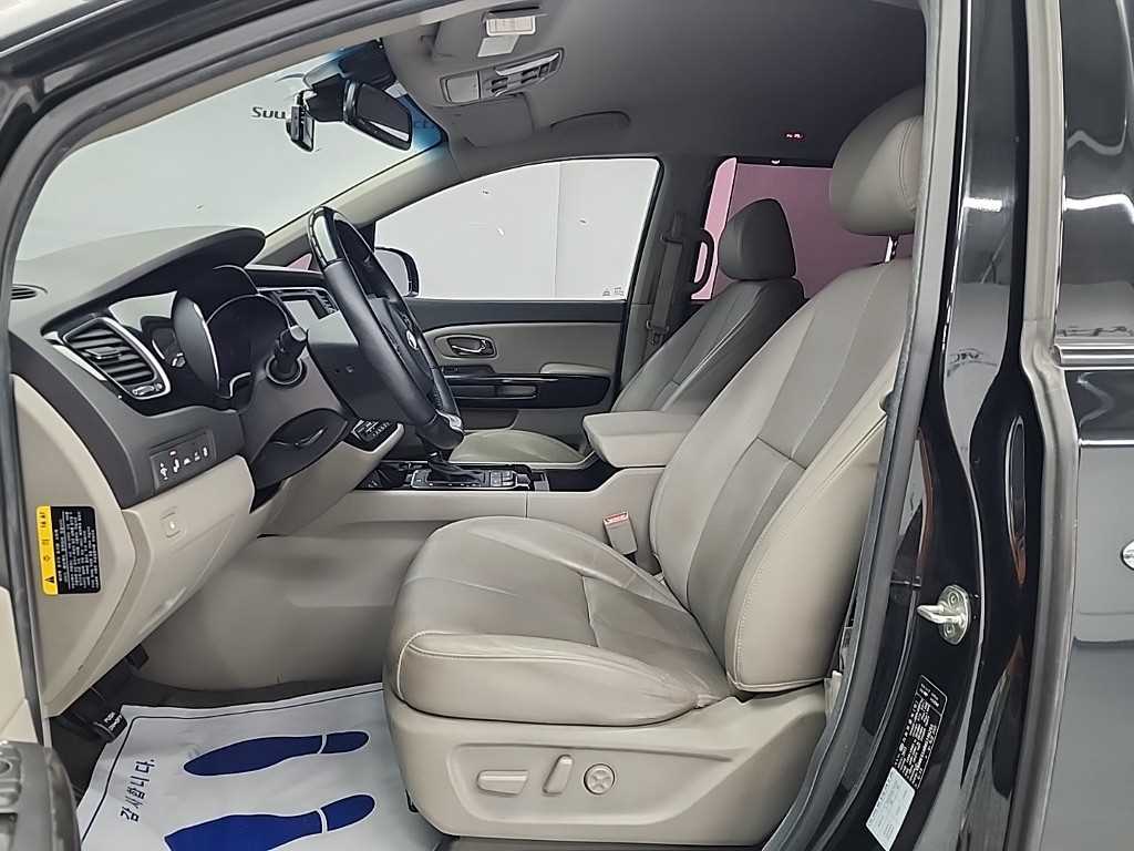 KIA Carnival - Vista 11