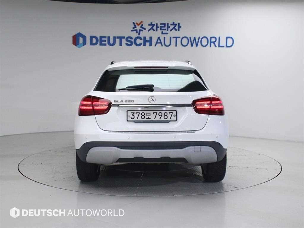 Mercedes Benz GLA Class - Vista 4