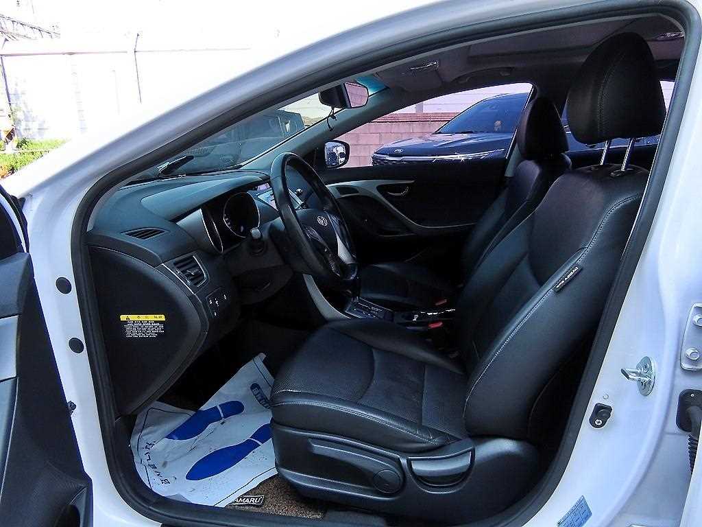 HYUNDAI Avante - Vista 5