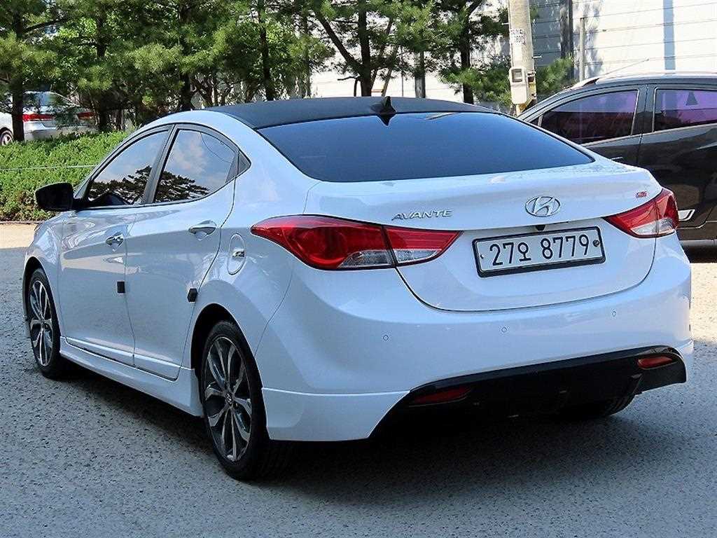 HYUNDAI Avante - Vista 3