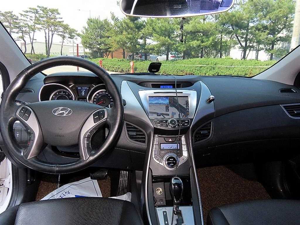 HYUNDAI Avante - Vista 7