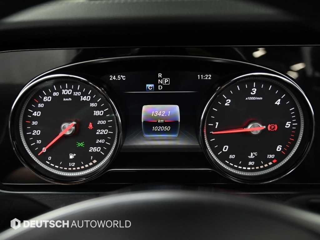 Mercedes Benz E class - Vista 8